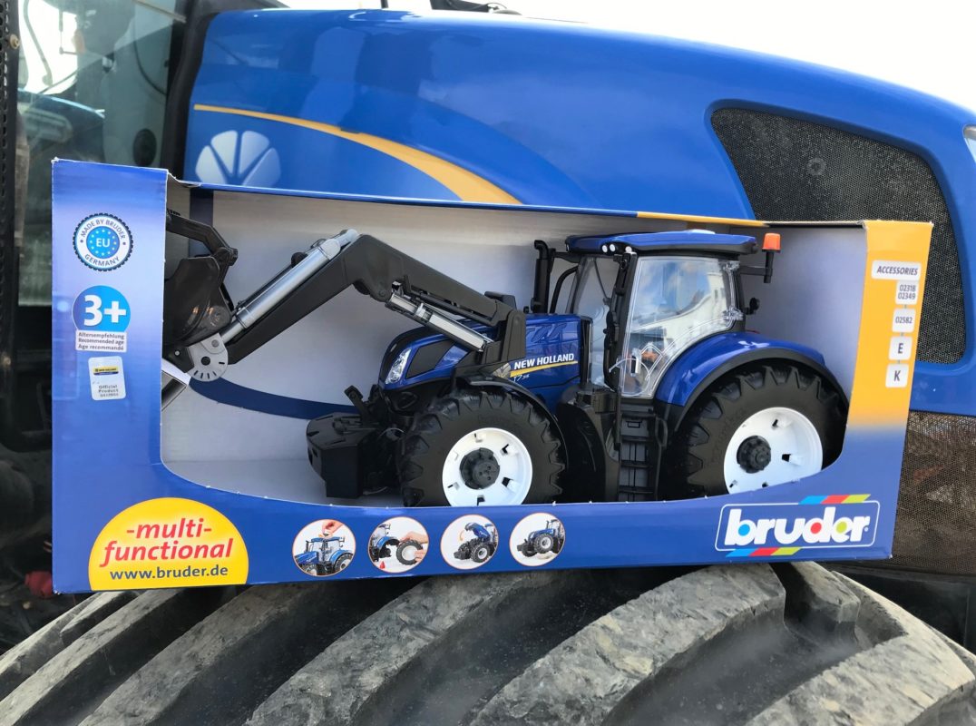 New Holland Tractor with Loader Toy 116 Scale Southern Machinery